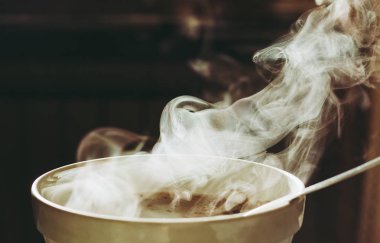 Kahvaltıda bir fincan sıcak latte kapuçino.