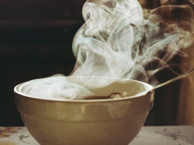 Kahvaltıda bir fincan sıcak latte kapuçino.