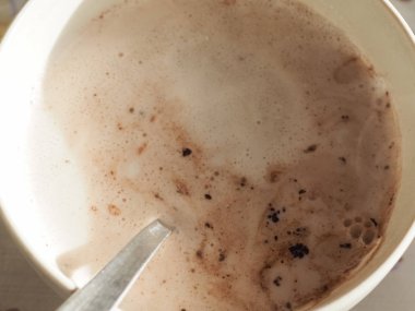 Kahvaltıda bir fincan sıcak latte kapuçino.