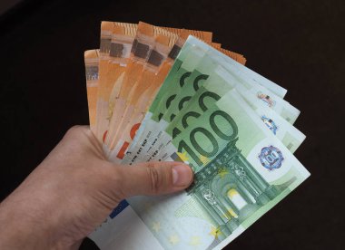 Avrupa Birliği para birimi olan Euro banknotlarının el ele tutulması ve verilmesi (EUR)