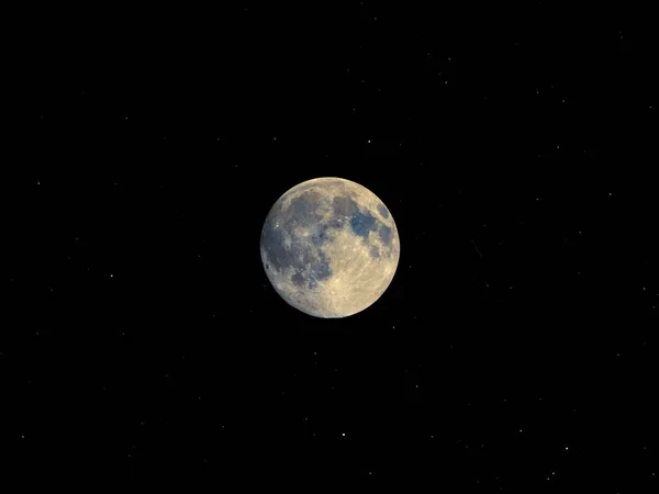 用天文望远镜看到的满月 布满繁星的天空 — 图库照片