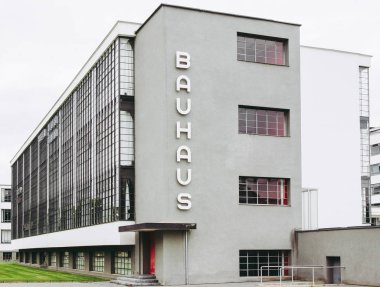 Dessau, Almanya - 13 Haziran 2014: bauhaus Sanat Okulu tarafından tasarlanmış bina ikonik mimar walter gropius 1925 yılında modern mimarinin listelenen bir başyapıt olduğunu
