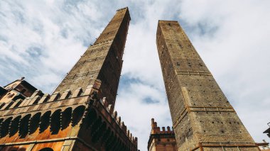 Torre Garisenda ve Torre Degli Asinelli eğik kuleler, diğer adıyla Due Torri (Anlamı İki Kuleler) Bologna, İtalya 'da
