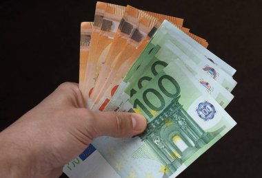 Avrupa Birliği para birimi olan Euro banknotlarının el ele tutulması ve verilmesi (EUR)