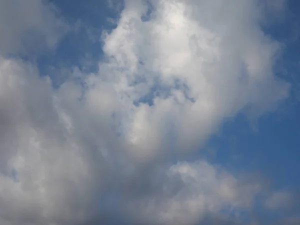 Ciel Bleu Avec Des Nuages Utiles Comme Arrière Plan — Photo