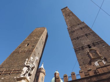 Torre Garisenda ve Torre Degli Asinelli eğik kuleler, diğer adıyla Due Torri (Anlamı İki Kuleler) Bologna, İtalya 'da