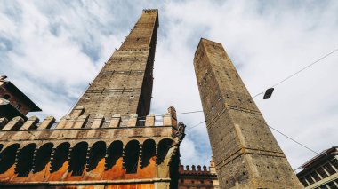 Torre Garisenda ve Torre Degli Asinelli eğik kuleler, diğer adıyla Due Torri (Anlamı İki Kuleler) Bologna, İtalya 'da