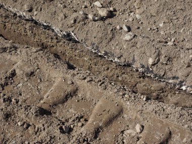 Yol kazıları, fiber optik kabloyu FTTH (Fiber to the Home) kipinde yerleştirmek için inşaat sahasında çalışır