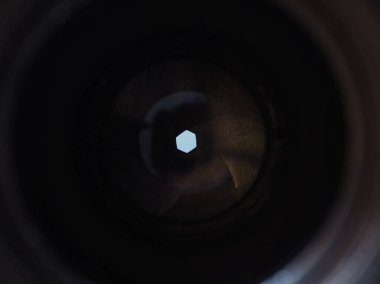 Işığın belirli bir süre için geçmesini sağlayan bir deklanşör cihazı, bir sahnenin kalıcı bir görüntüsünü yakalamak için ışığa duyarlı dijital sensör ya da fotografik film açığa çıkarır.