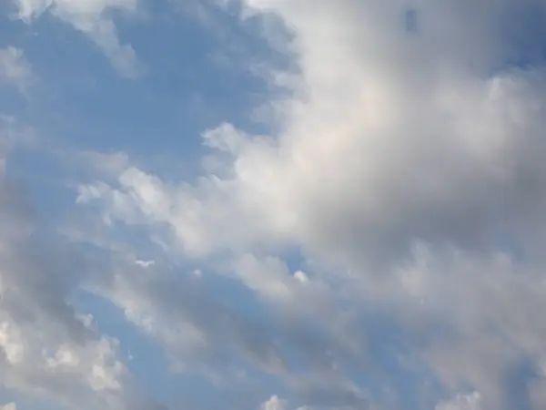 Cielo Azul Con Nubes Útiles Como Fondo —  Fotos de Stock