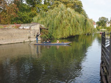 Cambridge, İngiltere - Ekim 2018 yaklaşık: Cam Nehri üzerinde topa vurma