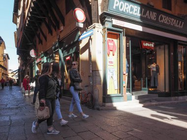 Bologna, İtalya - Eylül 2018 yaklaşık: İnsanlar şehir merkezi