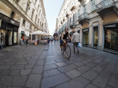 Via Garibaldi şehir merkezinde Turin, İtalya - Eylül 2018 yaklaşık: millet, balık gözü lens ile göster