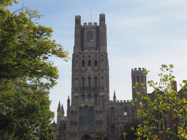 Ely Katedrali (eski St Etheldreda kilisesi ve Aziz Peter ve Kutsal ve Bölünmez Üçlemeci Kilisesi), İngiltere 'nin Ely kentinde yer alır.