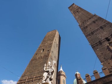 Torre Garisenda ve Torre Degli Asinelli eğik kuleler, diğer adıyla Due Torri (Anlamı İki Kuleler) Bologna, İtalya 'da