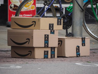 Cambridge, İngiltere - Ekim 2018 yaklaşık: kurye tarafından teslim edilen Amazon paketlerin