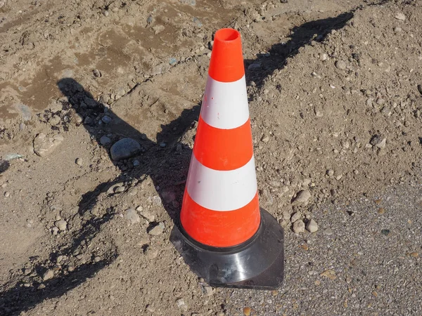 道路工事や一時的な障害物の交通標識をマークする交通コーン — ストック写真