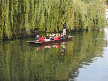 Cambridge, İngiltere - Ekim 2018 yaklaşık: Cam Nehri üzerinde topa vurma