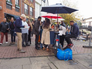 CAMBRIDGE, İngiltere - CIRCA ECTOBER 2018: Şehir merkezinde insanlar