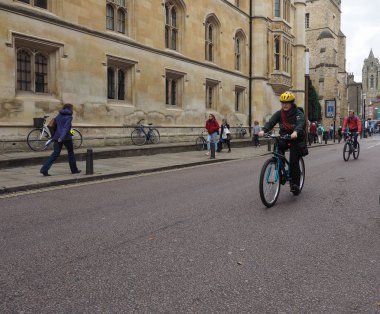 Cambridge, İngiltere - Ekim 2018 yaklaşık: Bisikletler şehir merkezinde, bir en kullanılan taşıma