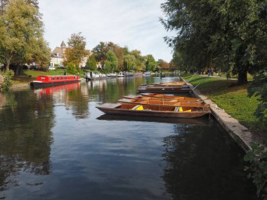 Cambridge, İngiltere - Ekim 2018 yaklaşık: Cam Nehri üzerinde topa vurma