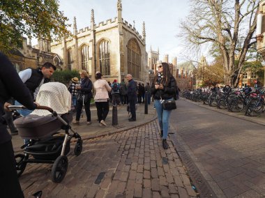 CAMBRIDGE, İngiltere - CIRCA ECTOBER 2018: Şehir merkezinde insanlar