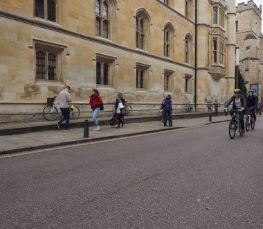 Cambridge, İngiltere - Ekim 2018 yaklaşık: Bisikletler şehir merkezinde, bir en kullanılan taşıma
