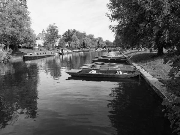 白と黒のケム川パンティング ケンブリッジ イギリス 2018年 月年頃 — ストック写真