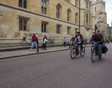 Cambridge, İngiltere - Ekim 2018 yaklaşık: Bisikletler şehir merkezinde, bir en kullanılan taşıma
