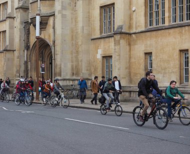 Cambridge, İngiltere - Ekim 2018 yaklaşık: Bisikletler şehir merkezinde, bir en kullanılan taşıma