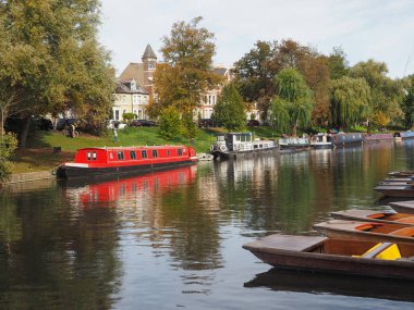 Cambridge, İngiltere - Ekim 2018 yaklaşık: Cam Nehri üzerinde topa vurma