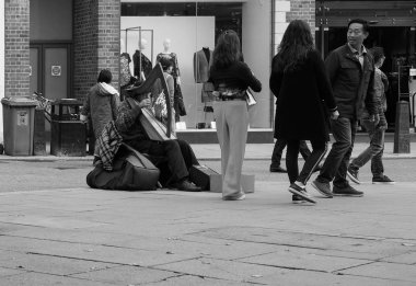 Cambridge, İngiltere - Ekim 2018 yaklaşık: İnsanlar siyah beyaz şehir merkezinde