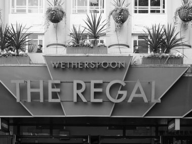 Cambridge, İngiltere - Ekim 2018 yaklaşık: Wetherspoon Regal pub Mağazası siyah beyaz