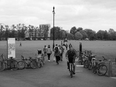 Cambridge, İngiltere - Ekim 2018 yaklaşık: Parker'ın parça kamu parki siyah beyaz