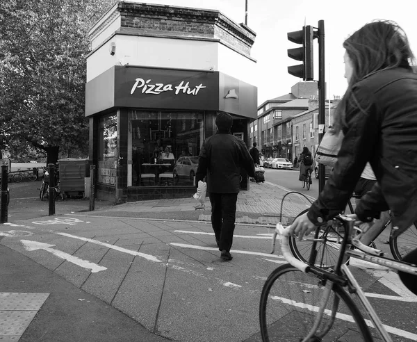 Cambridge Circa October 2018 Pizza Hut Storefront Black White — Stock Photo, Image