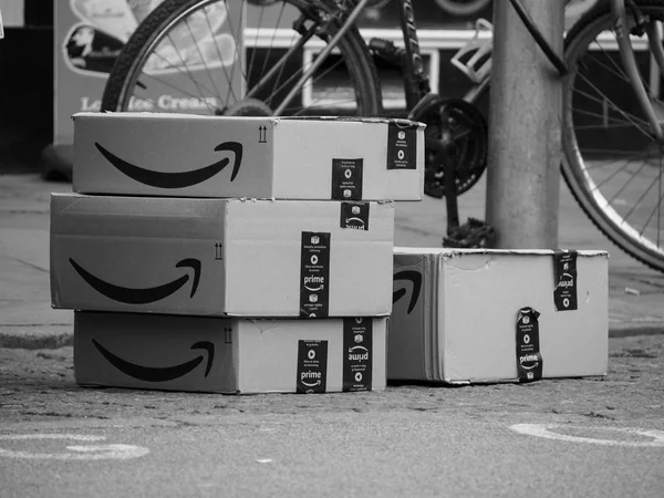 Cambridge Wielka Brytania Około Października 2018 Amazon Pakiety Dostarczone Przez — Zdjęcie stockowe