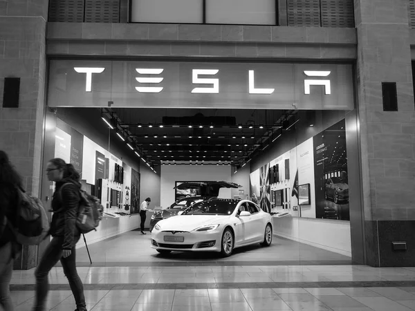 Cambridge Oktober 2018 Tesla Grand Arcade Shopping Center Schwarz Weiß — Stockfoto