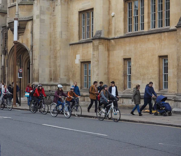 Cambridge, İngiltere - Ekim 2018 yaklaşık: Bisikletler şehir merkezinde, bir en kullanılan taşıma