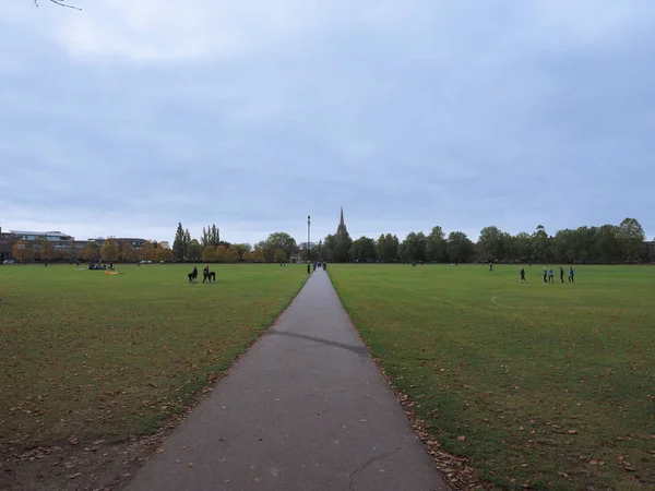 ケンブリッジ イギリス 2018年 月年頃 パーカーのワンピース公園 — ストック写真