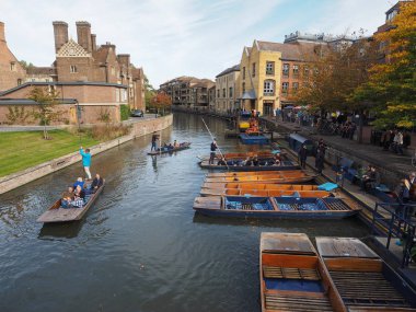 Cambridge, İngiltere - Ekim 2018 yaklaşık: Cam Nehri üzerinde topa vurma