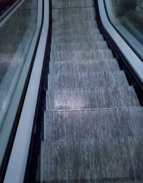 Escadas Escada Rolante Para Uma Estação Subterrânea Supermercado — Fotografia de Stock
