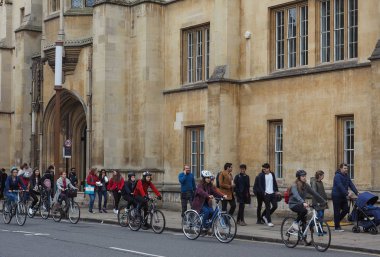 Cambridge, İngiltere - Ekim 2018 yaklaşık: Bisikletler şehir merkezinde, bir en kullanılan taşıma