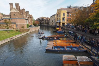 Cambridge, İngiltere - Ekim 2018 yaklaşık: Cam Nehri üzerinde topa vurma