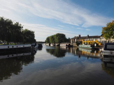 Ely, İngiltere - yaklaşık Ekim 2018: Büyük nehir Ouse görünümünü