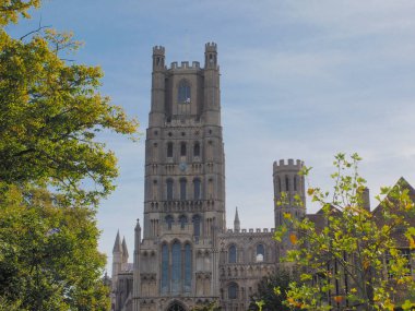 Ely Katedrali (eski St Etheldreda kilisesi ve Aziz Peter ve Kutsal ve Bölünmez Üçlemeci Kilisesi), İngiltere 'nin Ely kentinde yer alır.