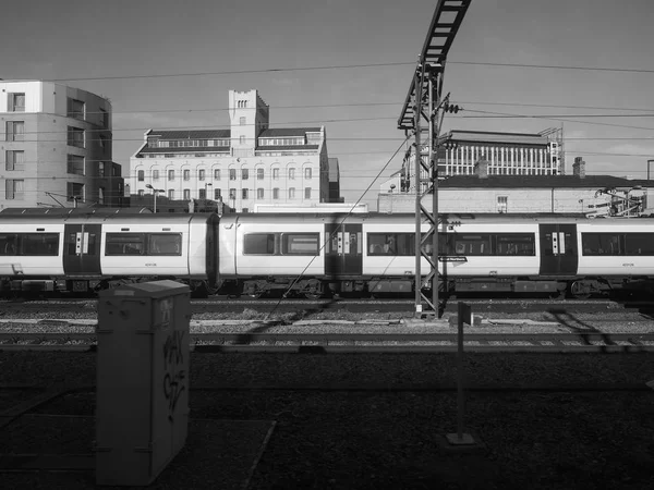 英国剑桥 2018年10月 在剑桥站的大北方服务列车 黑色和白色 — 图库照片