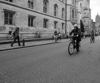 Cambridge, İngiltere - Ekim 2018 yaklaşık: Bisikletler şehir merkezinde, bir en taşıma siyah beyaz kullanılan