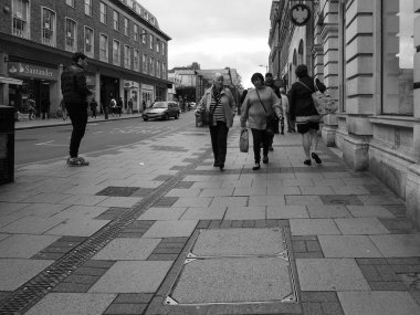 Cambridge, İngiltere - Ekim 2018 yaklaşık: İnsanlar siyah beyaz şehir merkezinde