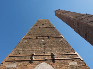 Torre Garisenda ve Torre Degli Asinelli eğik kuleler, diğer adıyla Due Torri (Anlamı İki Kuleler) Bologna, İtalya 'da