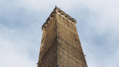 Torre Garisenda ve Torre Degli Asinelli eğik kuleler, diğer adıyla Due Torri (Anlamı İki Kuleler) Bologna, İtalya 'da